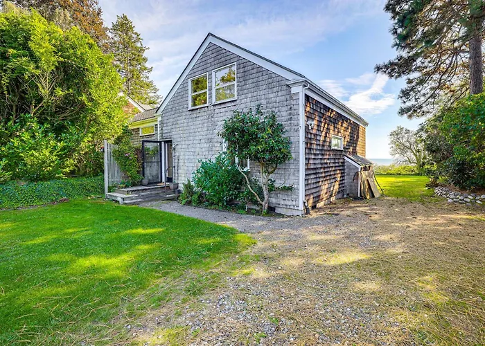 Waterfront Bellingham Bliss: Steps To Beach!